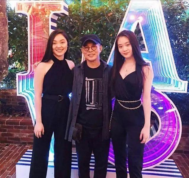 身为李连杰的女儿，李思姐妹没受到“星二代”的待遇，该怪谁呢？