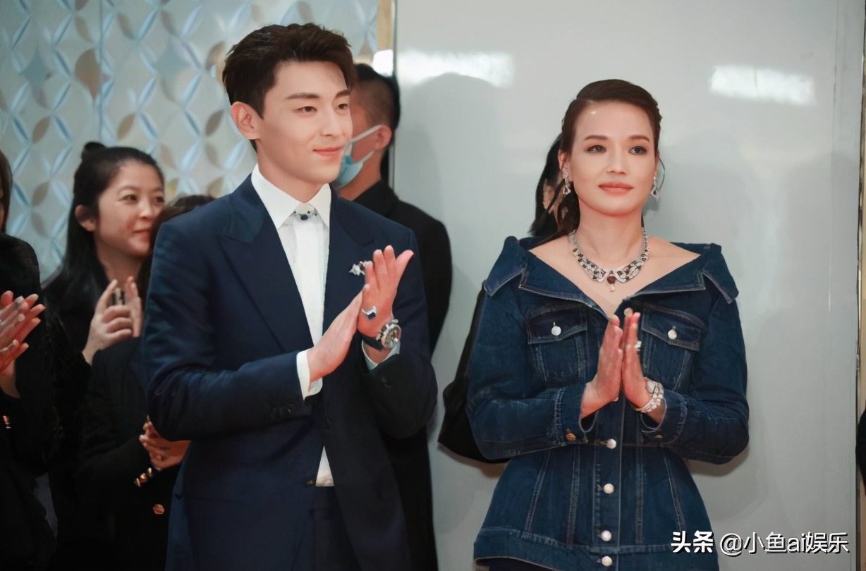 Deng Lunshu Qi is the same as casing handsome raise a key point, the fair maiden crouchs grab lens, one detail sees breeding is to install what do not come out