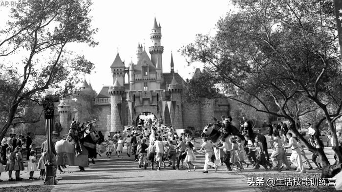 30個(gè)商業(yè)巨頭公司初創(chuàng)時(shí)的老照片，誰(shuí)還沒(méi)有青澀的時(shí)候呢？