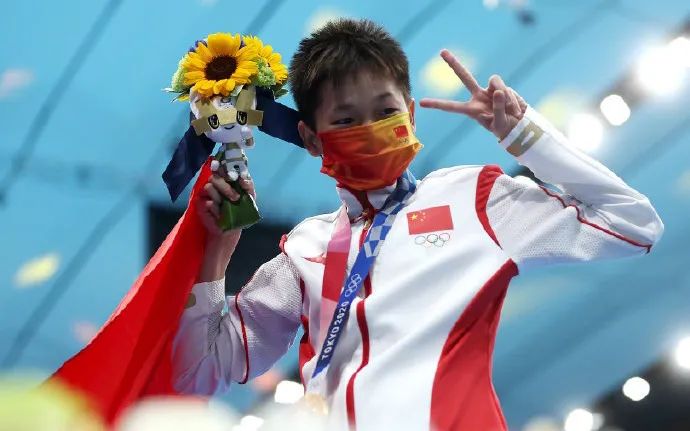 全红婵家被趴墙头直播，妈妈哭了：现在才知道家里有这么多亲戚