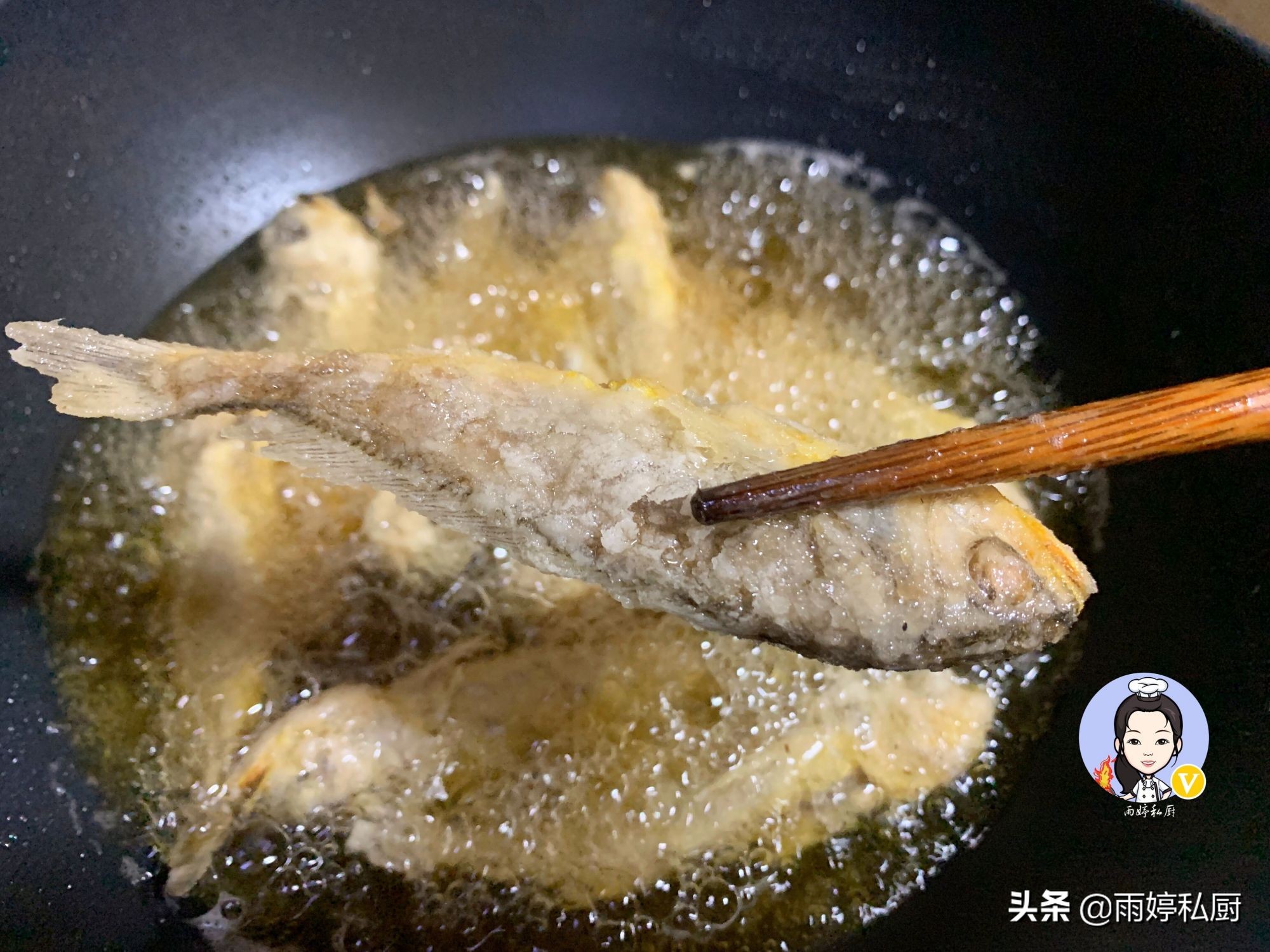 When frying fish, some people wrap it in flour, and some people put it directly into the frying pan to teach you the correct way. It is crispy and crispy.