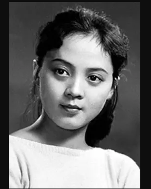 朝鲜电影《卖花姑娘》的故事，金日成编剧，金