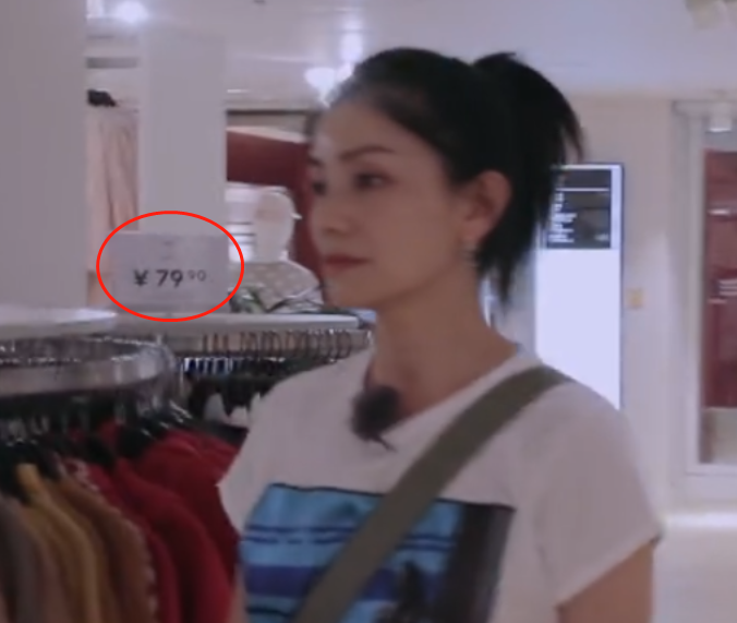 沙溢陪胡可逛街，镜头扫到墙上的衣服标价，这