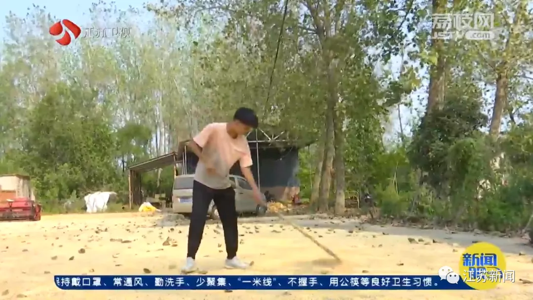 「和你在一起·萤火虫操场」校长陪留守娃打乒乓球!是老师,也是“山爸”