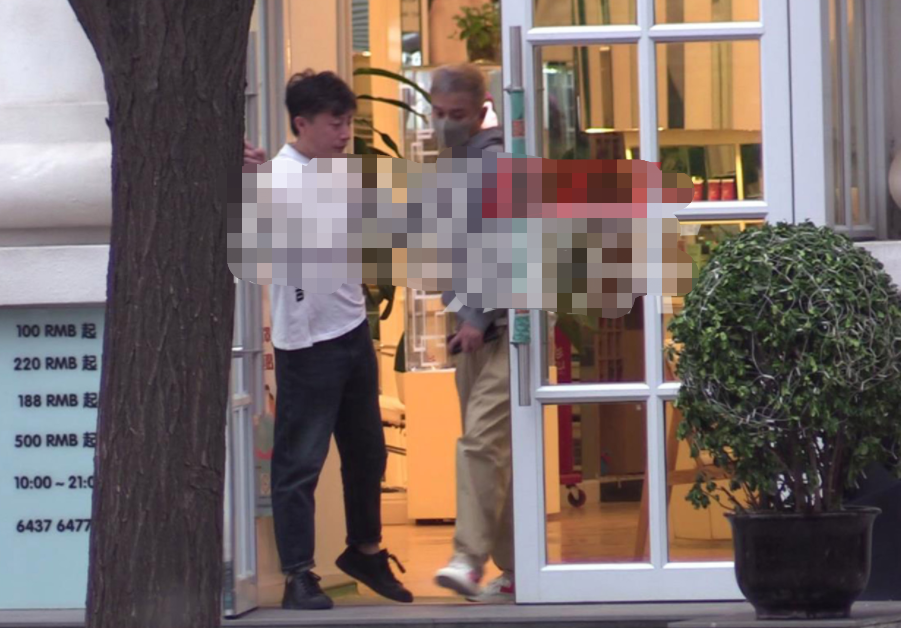 36岁文章罕现身,染一头银灰白发只露半张脸,出