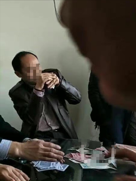 网传江西一医院院长接受属下排队送礼，收钱过程被拍下，官方：已停职