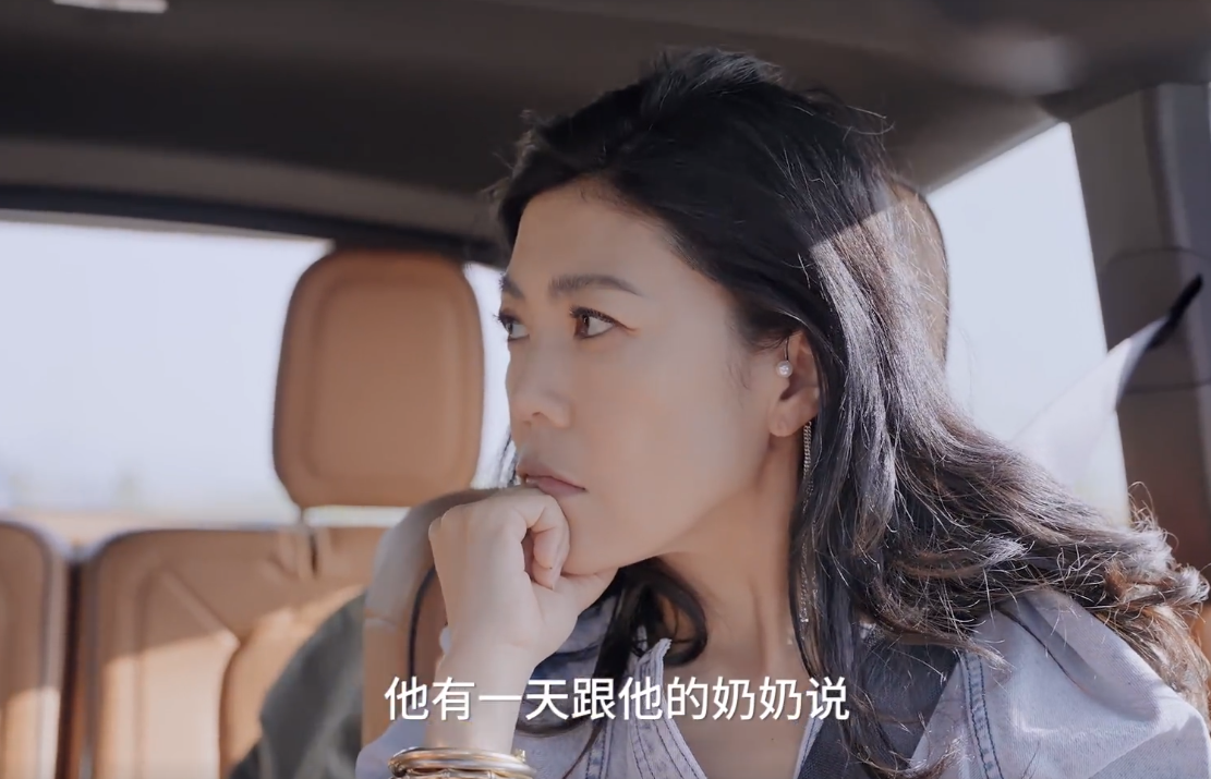 伊能静携19岁儿子参加节目，哈利浓眉带妆，提起前婆婆关系疏远