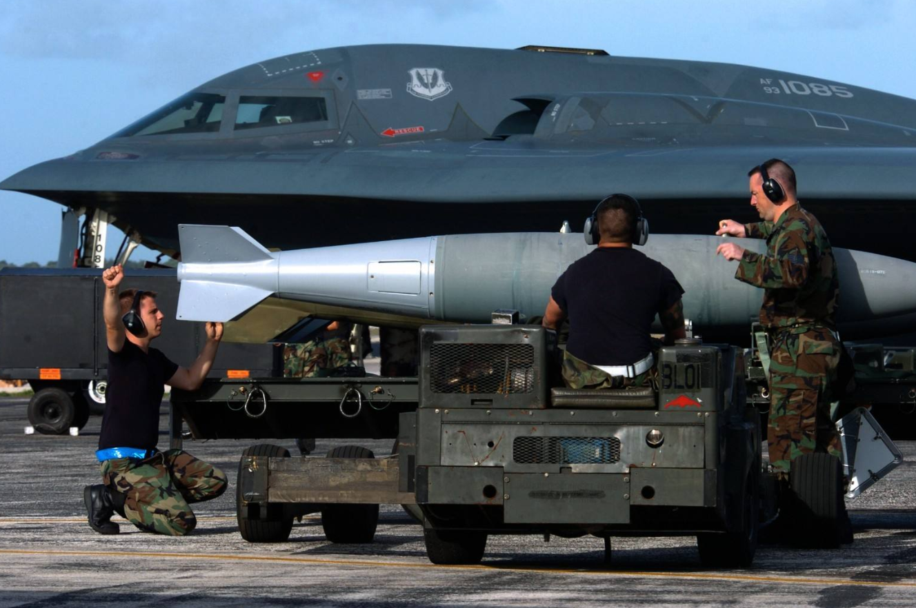 新型隐身轰炸机即将现世？性能比肩B2，俄专家评论有理有据