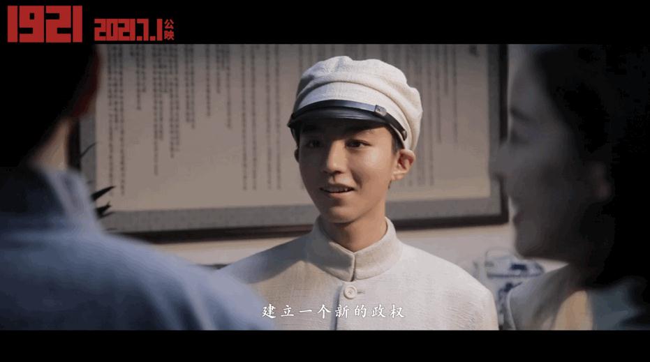 今天,一段王俊凯在《1921》中受刑戏的拍摄花絮曝光,在这部电影中他