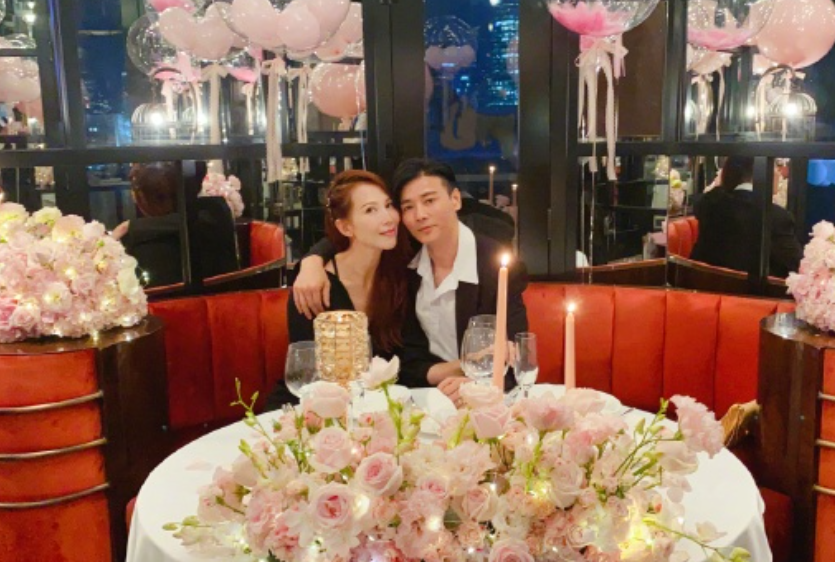 张晋蔡少芬一家过节，五人相拥合影好幸福，俩女儿大长腿吸睛