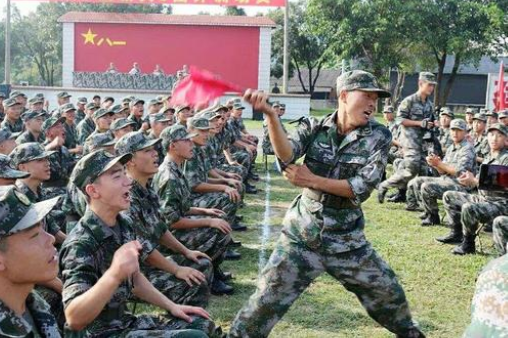 当过兵的人都会唱的一支歌 作词作曲很有讲究 新兵都能很快学会