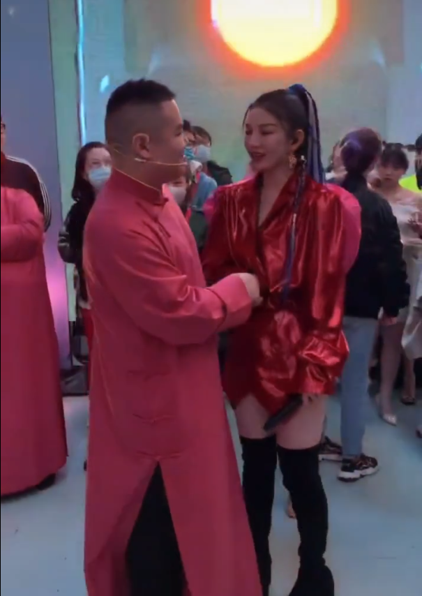 岳云鹏人缘太好，黄奕蔡少芬主动握手拥抱？手上细节被赞有教养