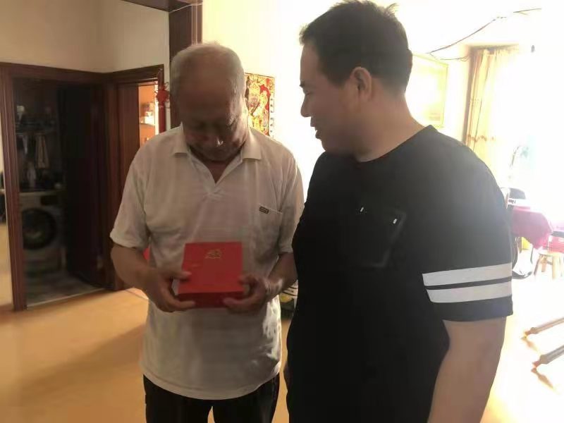 镇赉法院：走访慰问老党员，颁发“光荣在党50年”纪念章