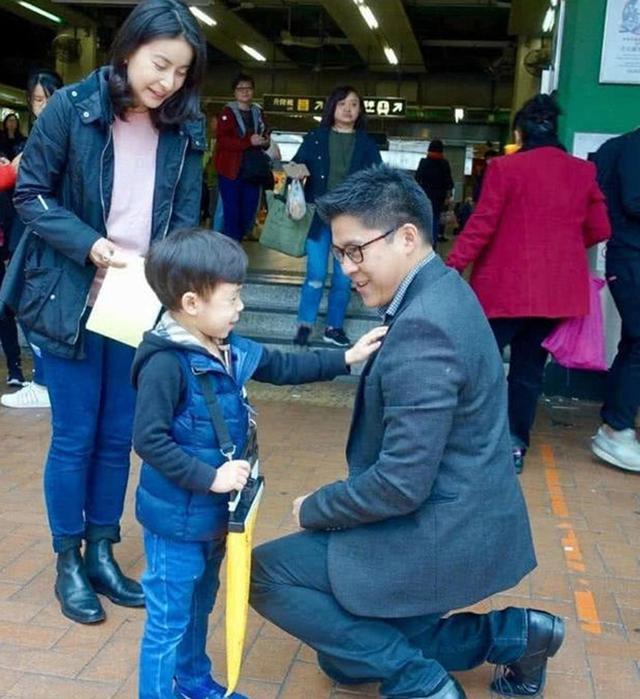 霍啟剛曝晶晶教仨孩子做作業會煩躁，否認因孩子教育與太太有摩擦