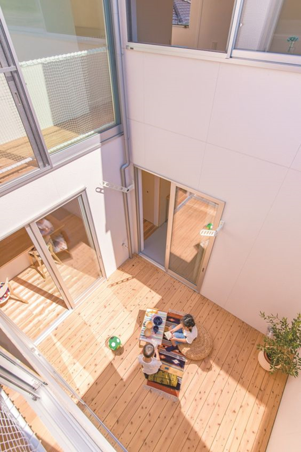 如果你家有天井小院 就铺一半防腐木 一半下沉当花园 有院有景 Bierenjia De