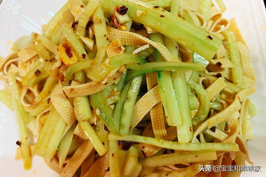 涼拌千張絲，做法簡單、味道好，家庭菜譜中必備的豆制品涼拌菜