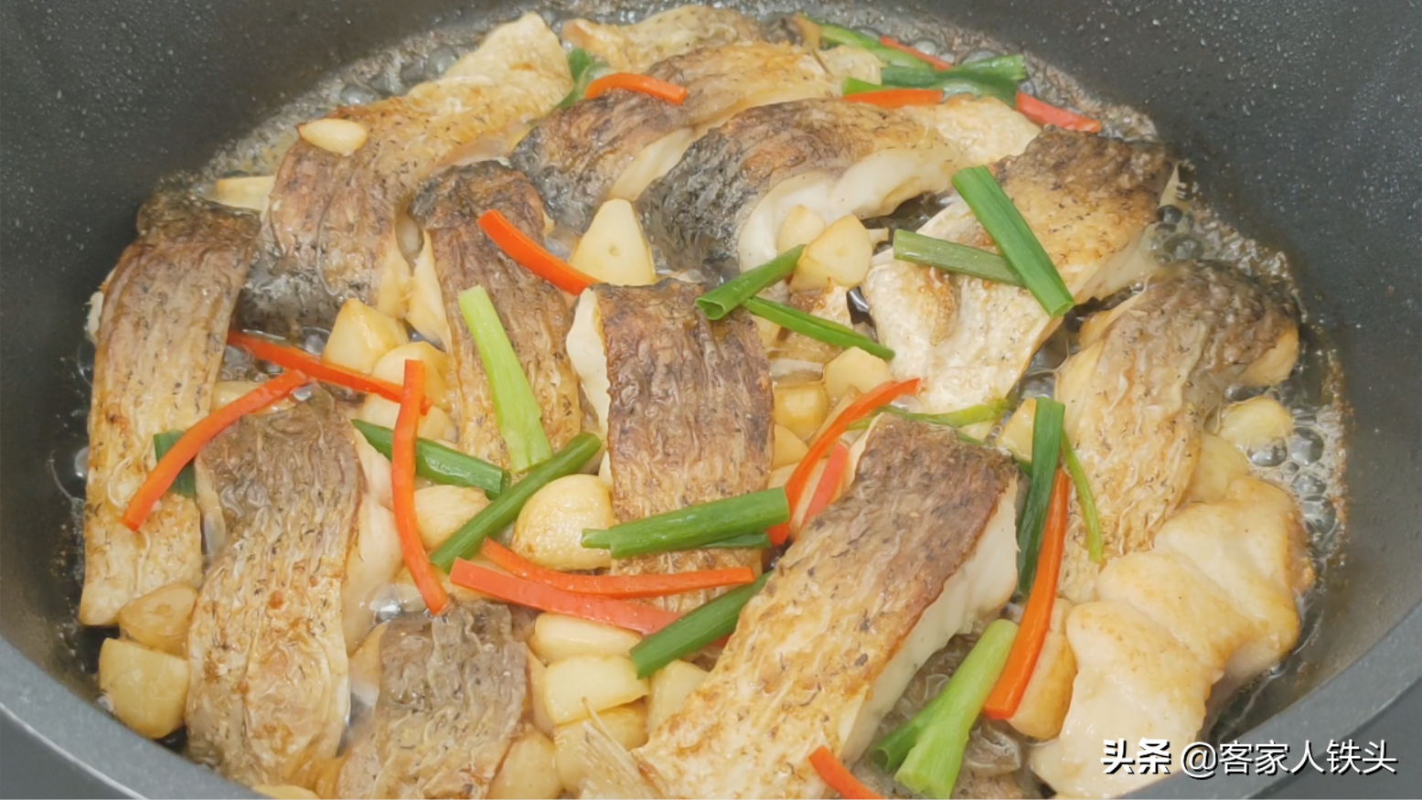 我家待客最爱做的一道蒜香鱼，香味四溢入味好吃，一开盖流口水了