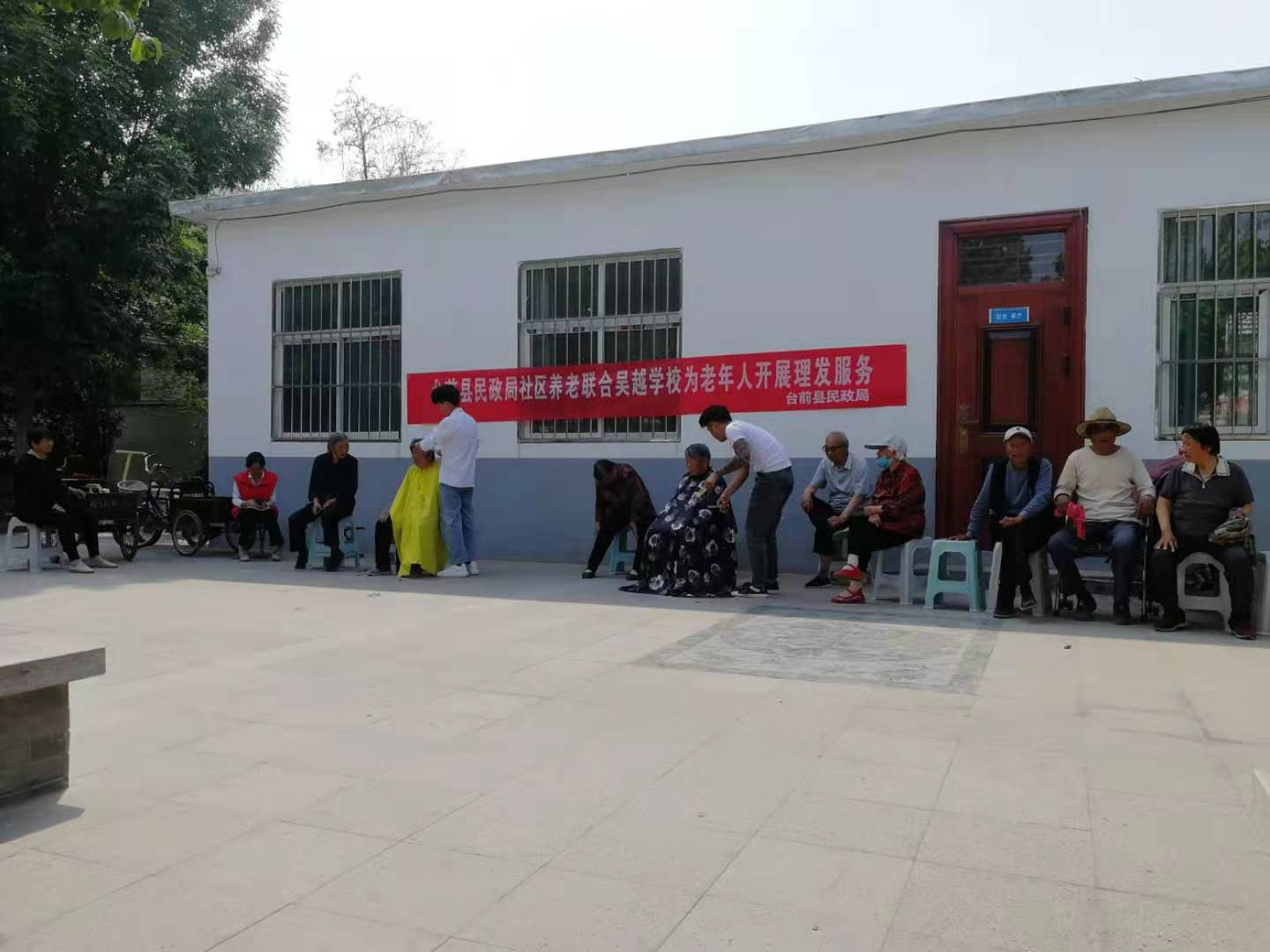 台前县民政局社区养老义务为南孟社区，兴隆社区开展免费理发