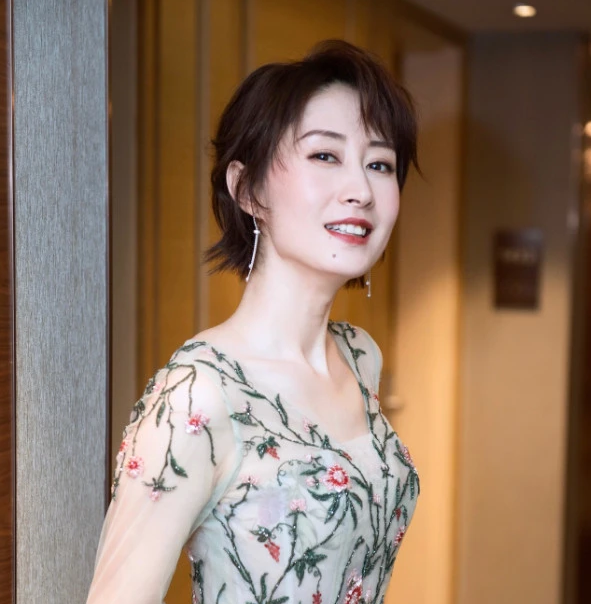 刘敏涛现身苍蝇小馆，被偷拍疑似黑脸，素颜被