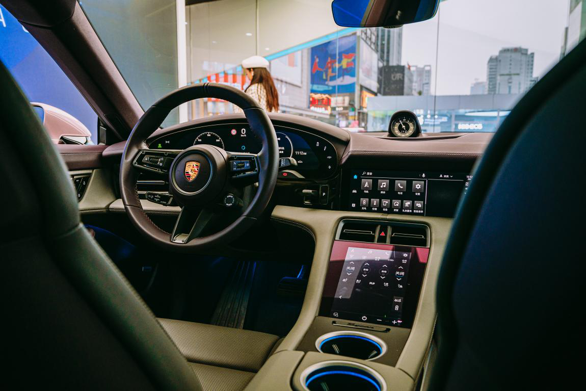 买不起Turbo S，选个Taycan“冰莓粉”还是可以的