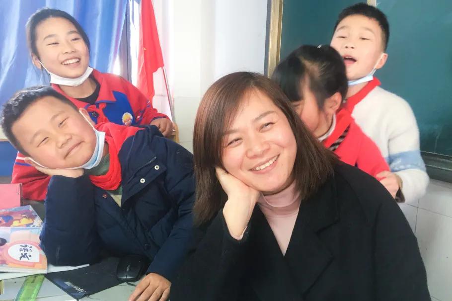 老师，您笑起来真好看——记双流区金桥小学“三八”妇女节活动