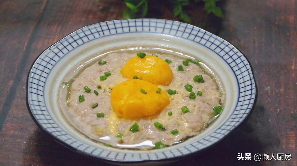 在飯店吃飯發現鹹蛋黃蒸肉餅，回家復刻了這道菜，沒想到很好吃