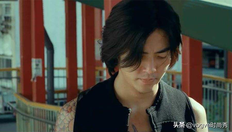 不怪郑伊健一直留长发，看到他剪板寸后，才明