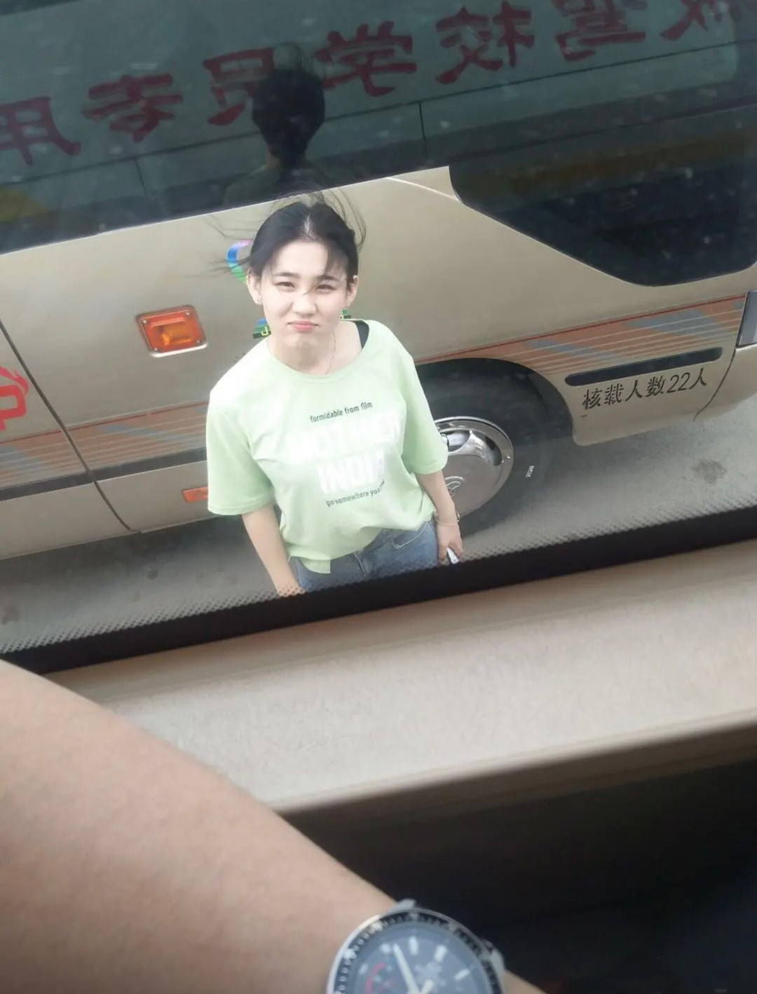 这个网传的“一眼万年”的绿衣服女孩抖音号找到了