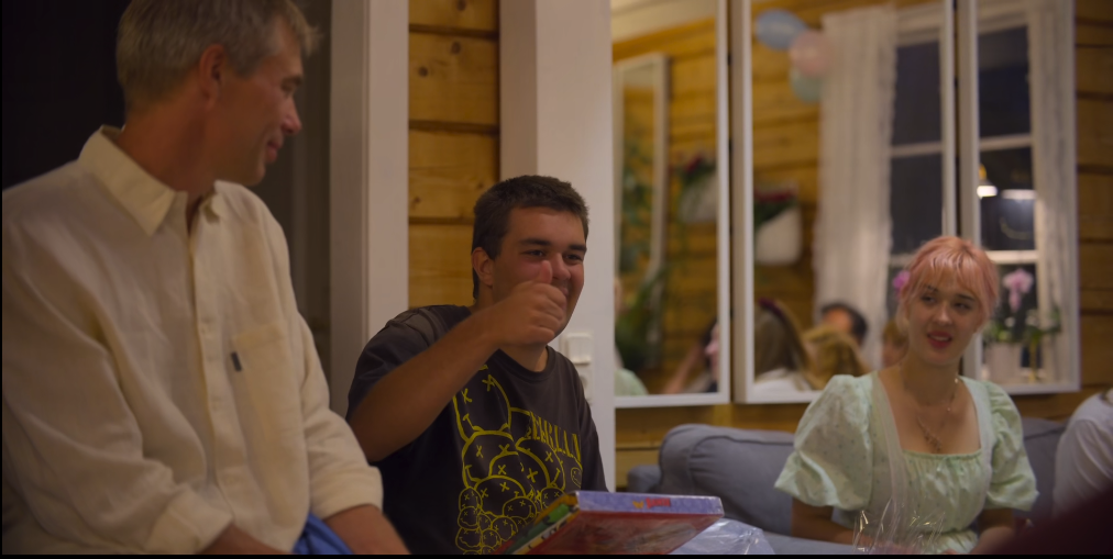 瑞典夫妻花12年为自闭症儿子建了座玻璃城堡：所