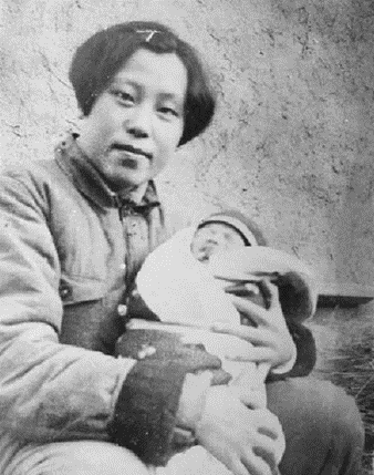 16岁嫁政委，风雨同舟52年，养育12个孩子，是爱人更是战友