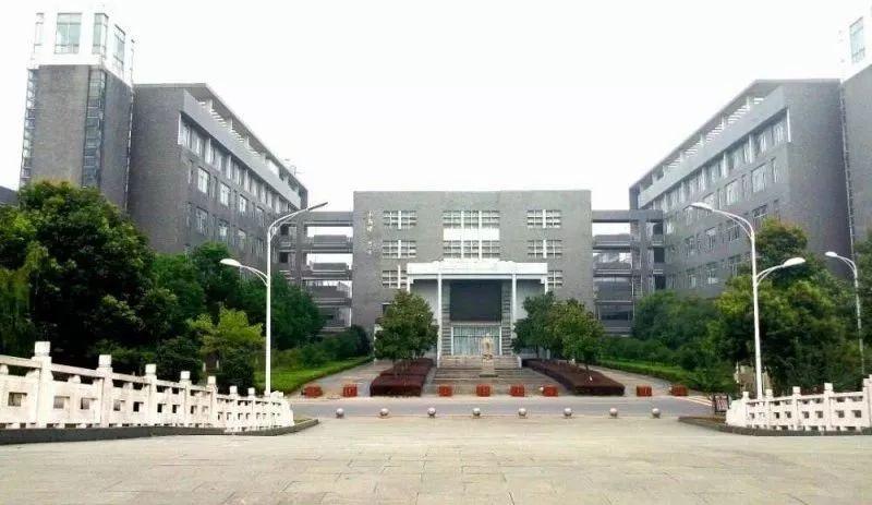 2020年医药类高校排行榜，南京医大跻身前三，哈医大排名第7