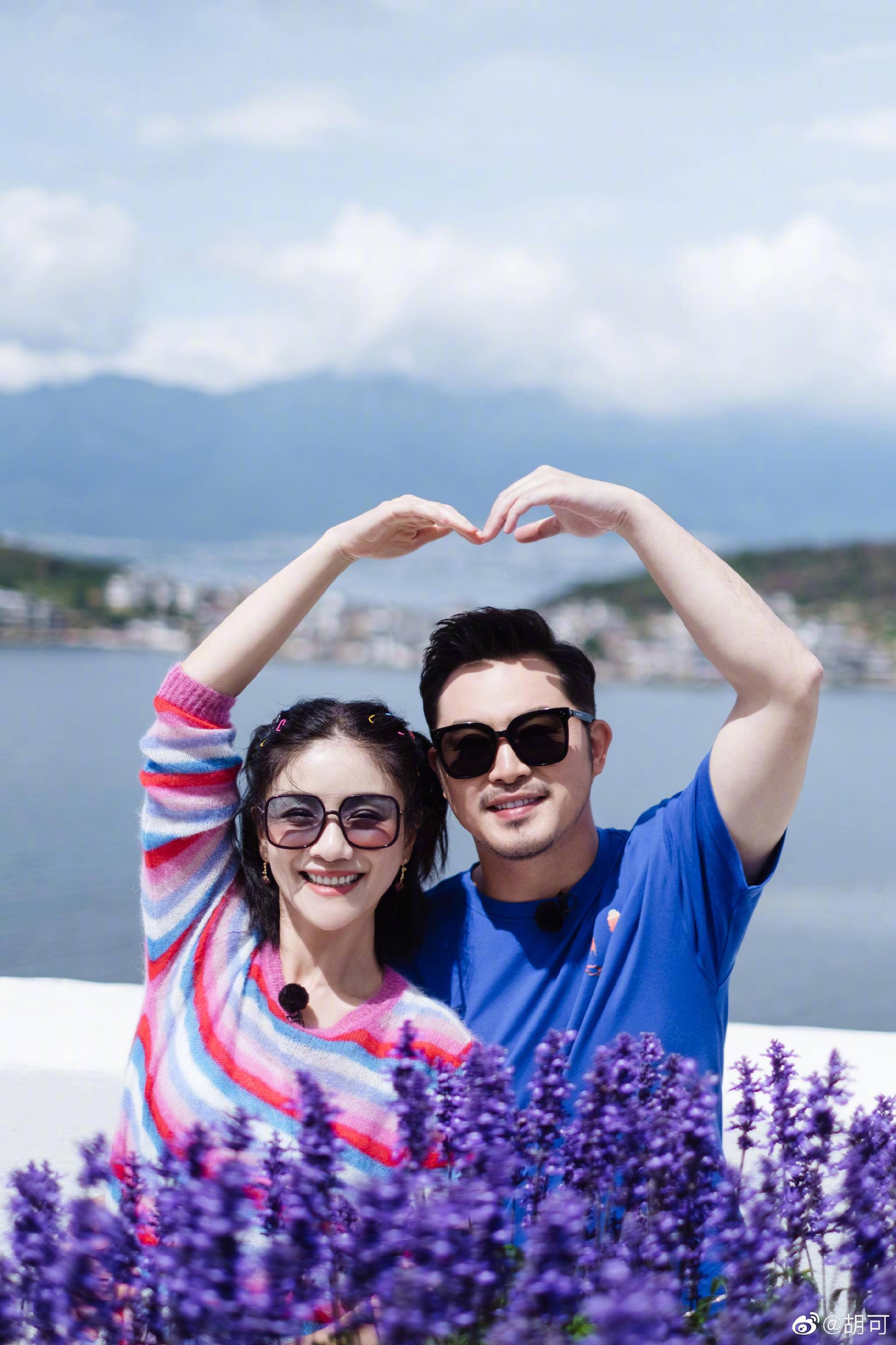 安吉彈鋼琴為媽媽慶生，胡可欣慰感動，小魚兒貼心為哥哥錄像