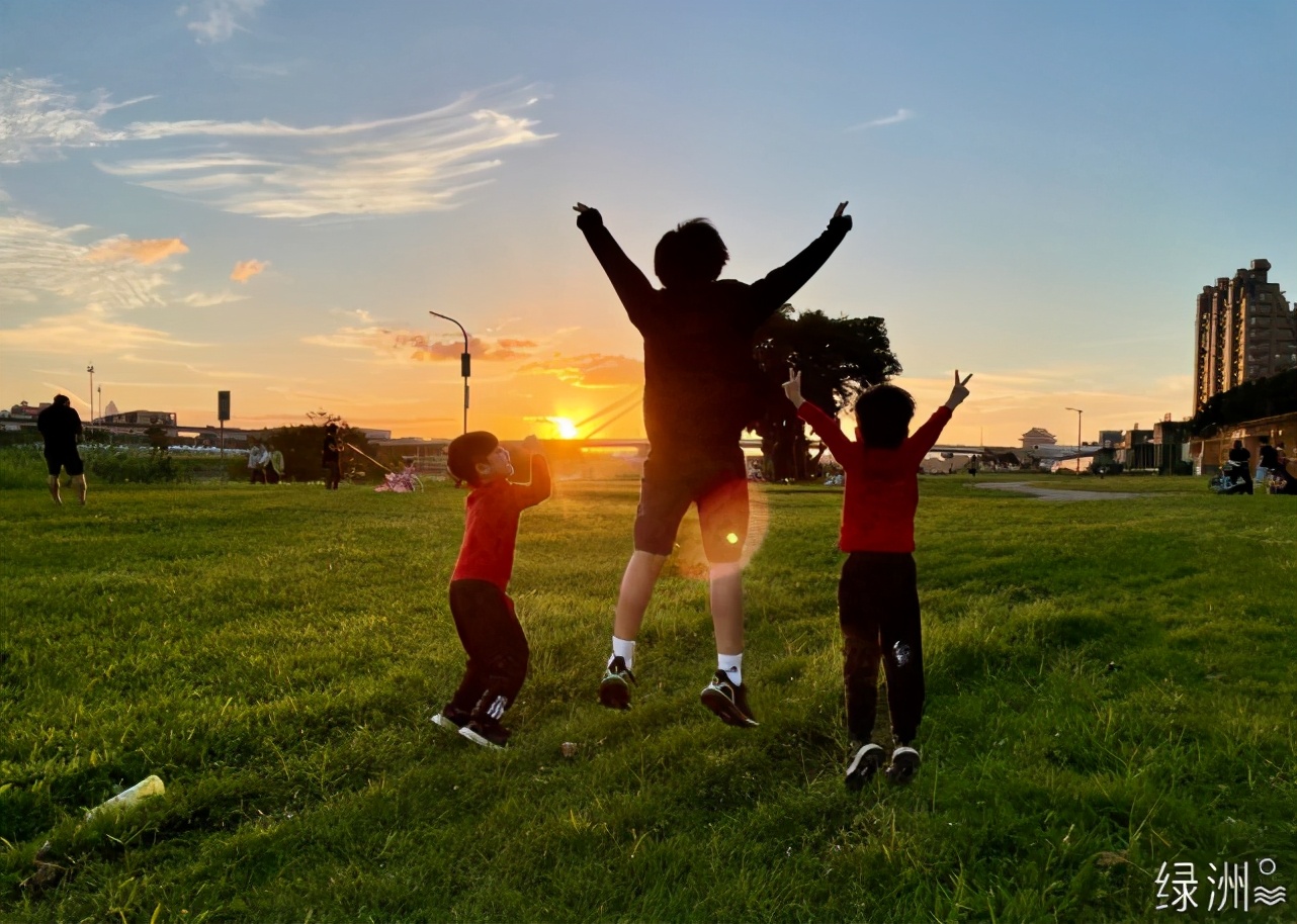 林志颖晒双胞胎儿子学习照，双子星认真写作业的模样真棒