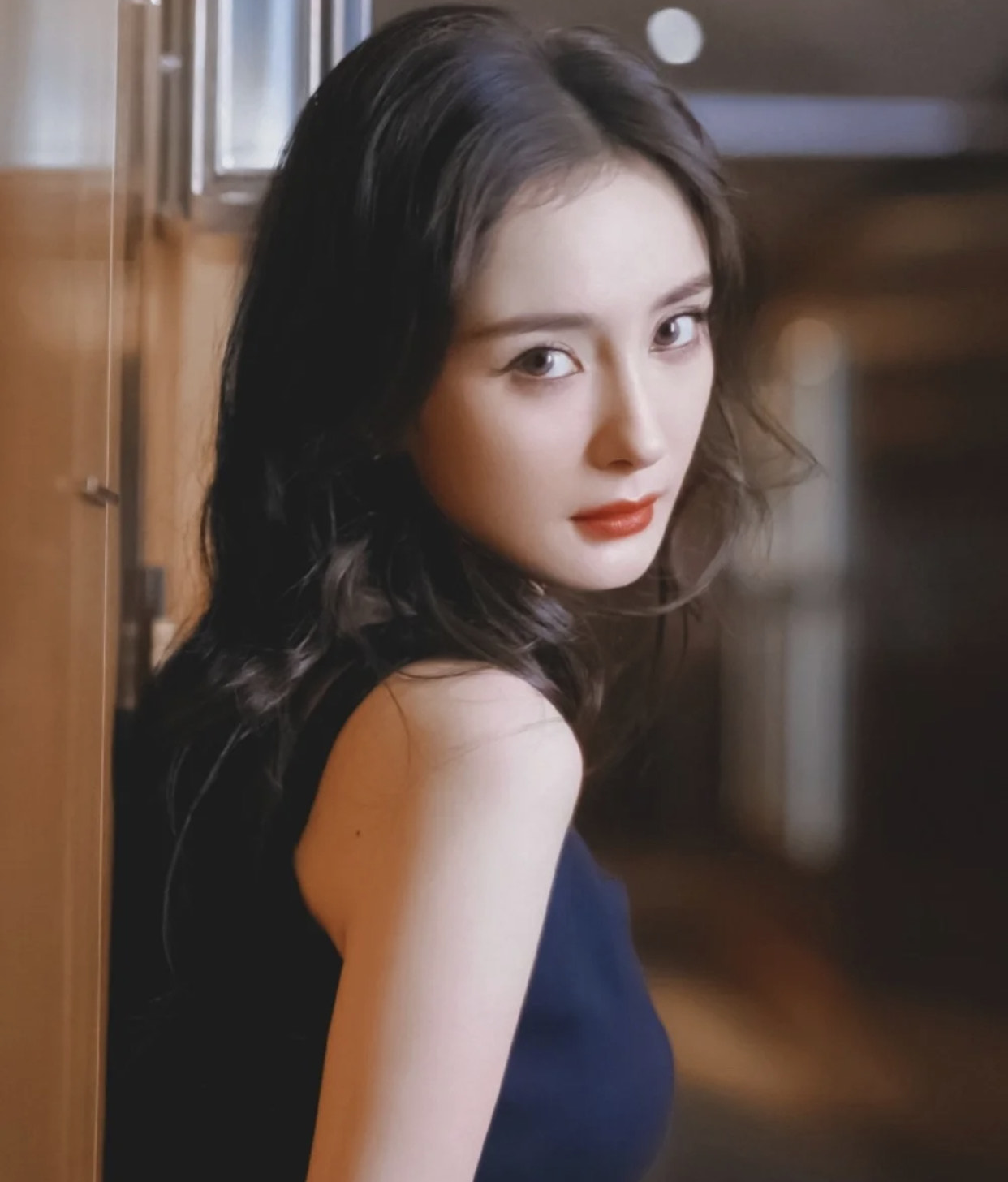 With age female star is in transition, yang Mi still is in " sunken girl " ! What feature does girl face have? 