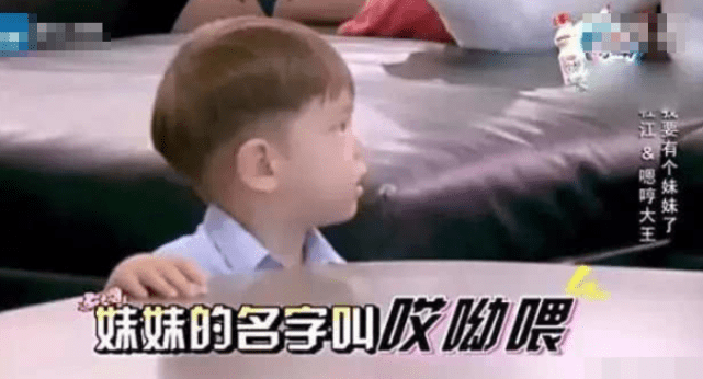 杜江一家游玩被偶遇，霍思燕手牵神秘小女孩，嗯哼抱玩具不撒手