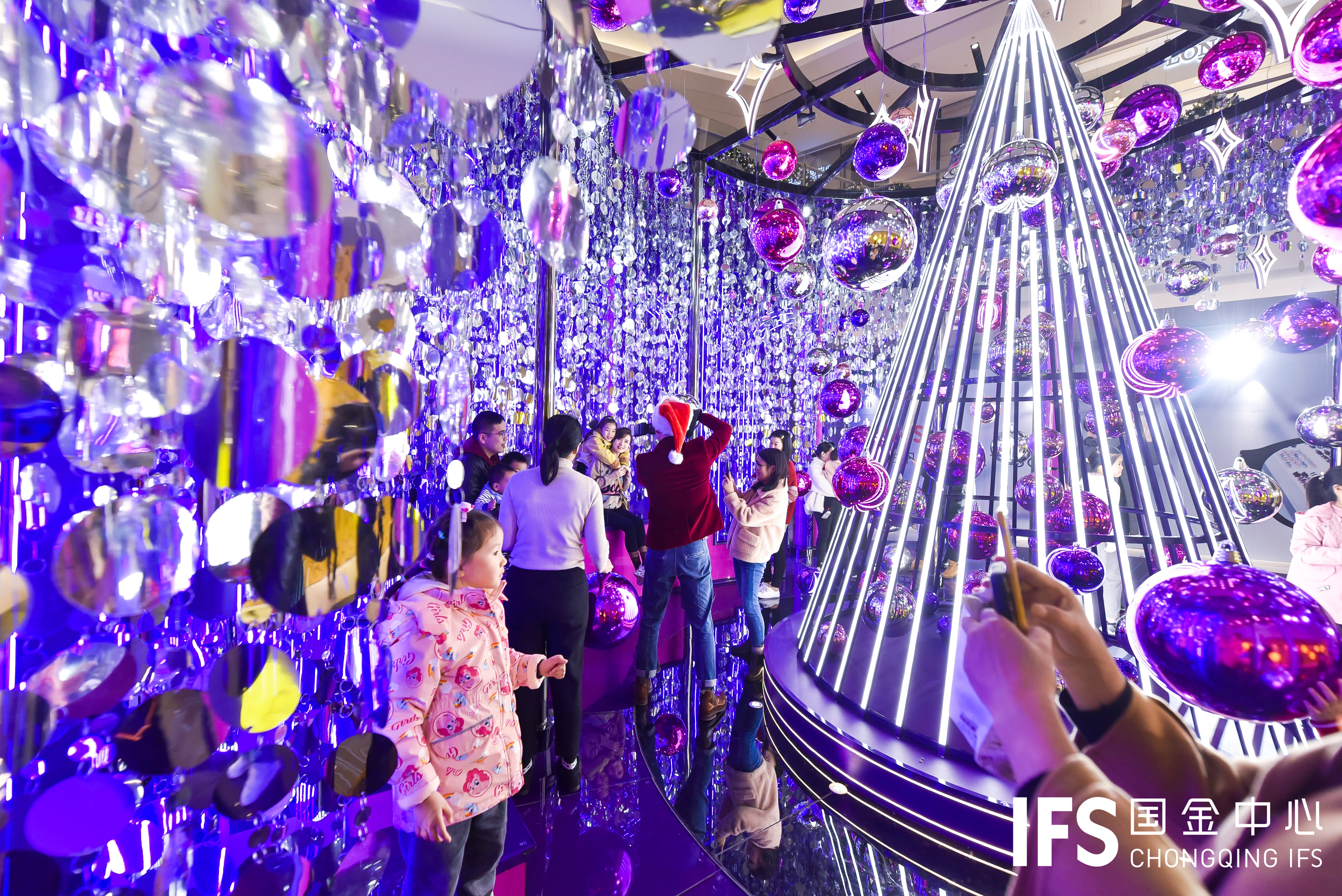 重庆IFS打造绮幻灯光艺术装置幸福光影照亮全城