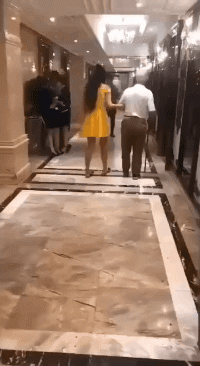 爆笑GIF图片：小伙子，你这是要羡慕死你的一帮兄弟啊！