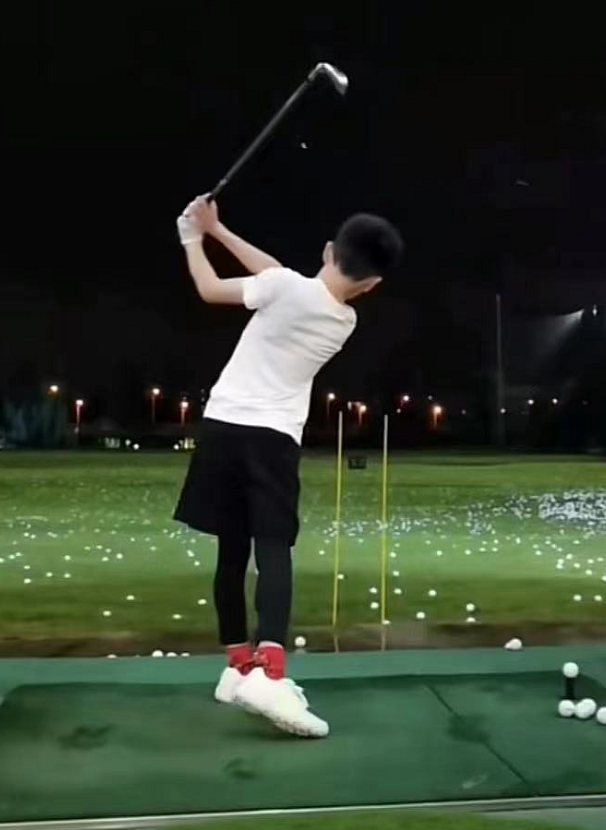 网友晒与杨威家合照，11岁杨阳洋暴风长高，腿和爸爸一样长太优越
