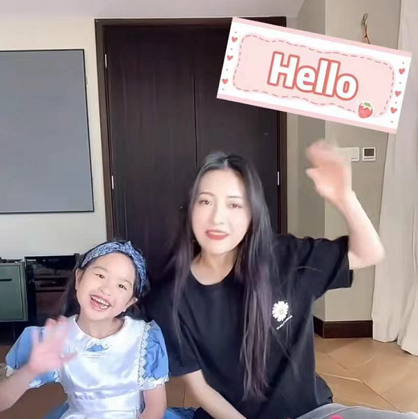 包文婧攜女兒錄視頻，餃子變媽媽小姐妹幫打下手，文靜優雅超淑女