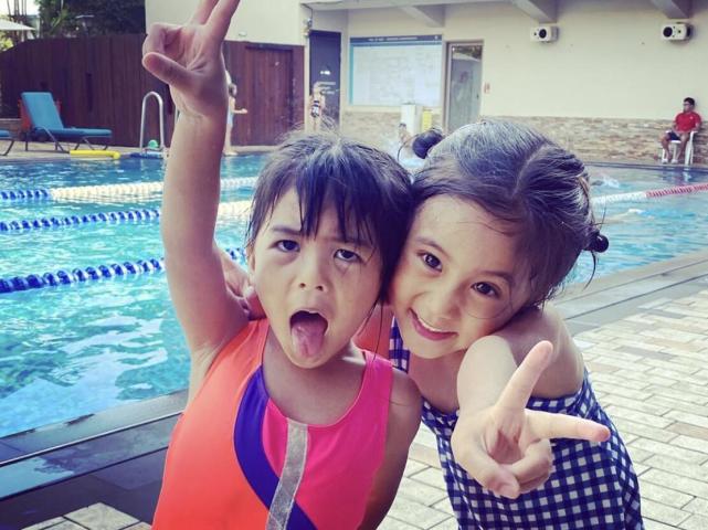 修杰楷带仨女儿玩，父女四人游泳，搞怪自拍，贾静雯忙因工作缺席