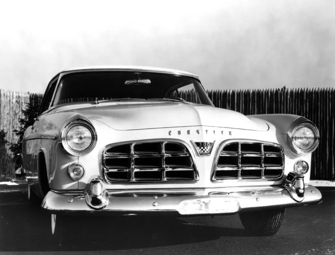 进纽约的卡摩多大酒店,你将有机会亲眼目睹克莱斯勒six闪亮登场的盛况