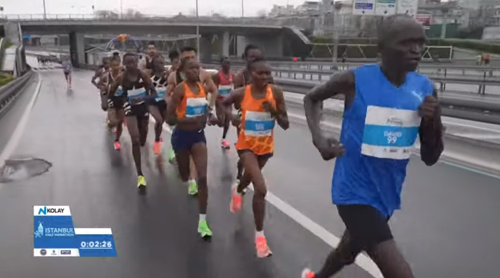 1:04:02, match fast 3 minutes of 02 seconds, woman record of half horse world is broken