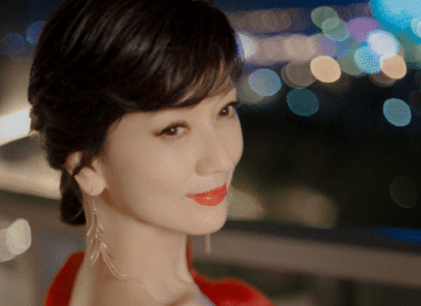 65岁赵雅芝调晒照不服老！手捧鲜花低似35岁，眼角卡粉有些尴尬