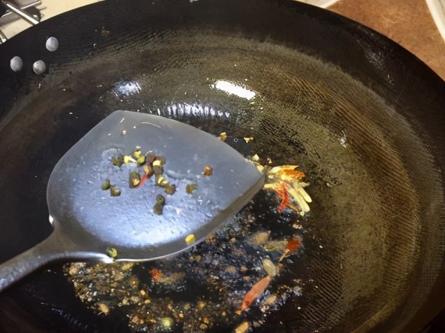 The most important part of stir-fried kidney scallops is here, the superb technology of removing the fishy and fragrant, can not stop drooling