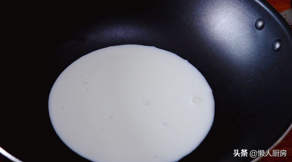 Don’t just make sandwiches for toast. Add milk and 2 eggs to make it more delicious.
