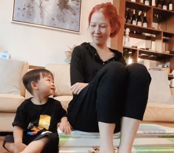 蔡少芬在家戏弄儿子，意外曝光豪宅内景，酒柜中几十种美酒很抢眼