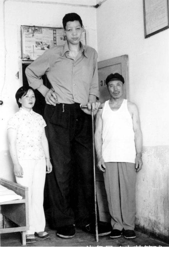 China's first male giant Wang Fengjun: 2.55 meters tall, a head taller ...