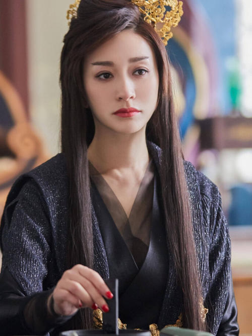 44岁林心如撞上44岁李小冉, 明明是同龄人, 看上去