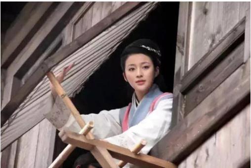 最美“金莲”甘婷婷，一袭“炼乳”裙太惊艳，