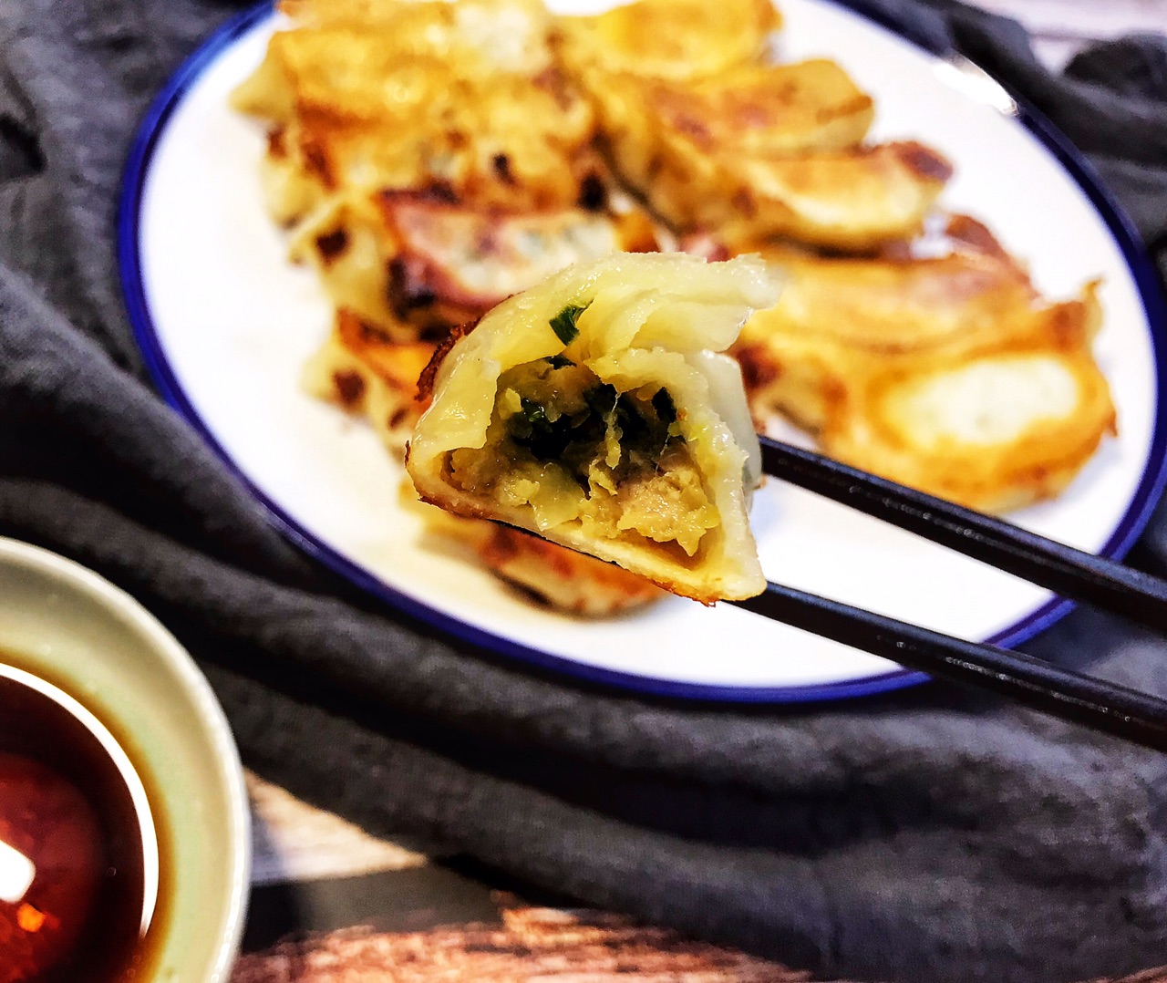 孩子馋嘴想吃煎饺，自己在家做，外脆里嫩，真好吃